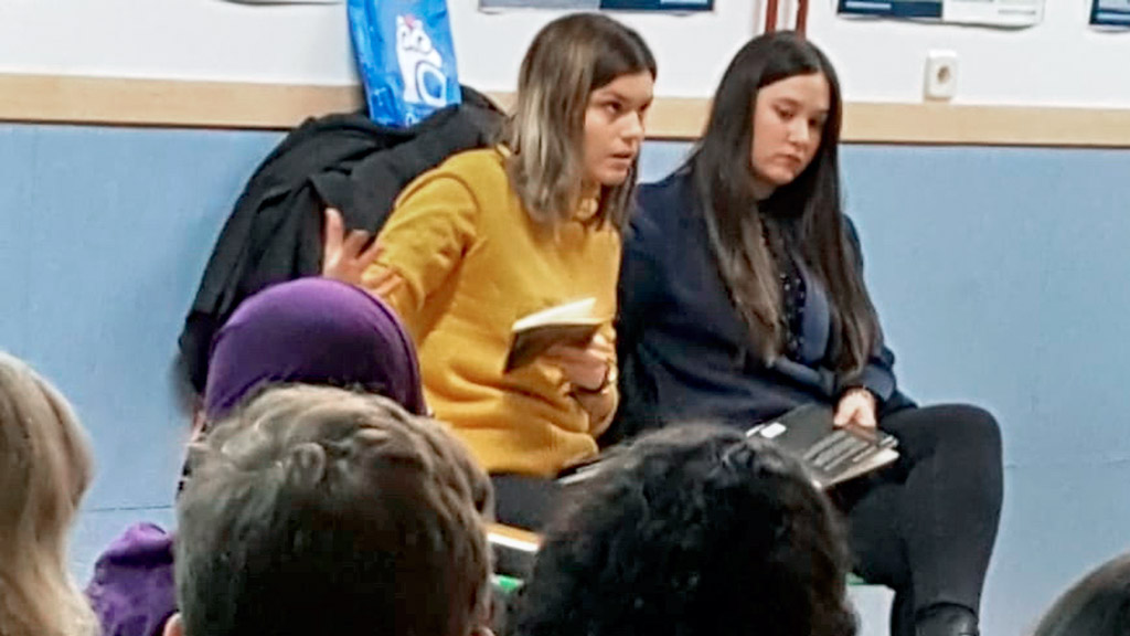 Las poetas conversan con los alumnos. / EA.