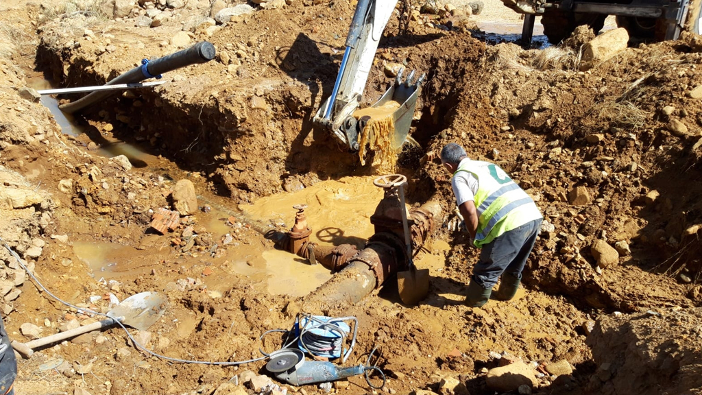 Un operario municipal durante una de las actuaciones en la red municipal. / el adelantado