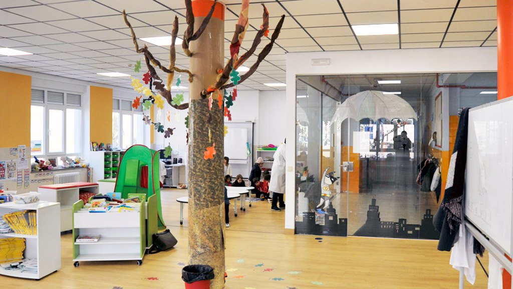 Los tabiques han desaparecido en el aula multifuncional de Infantil que cuenta con mobiliario móvil. / KAMARERO