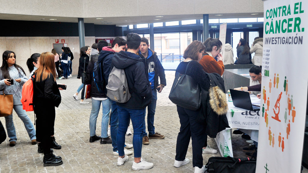 Punto donde los universitarios adquirieron las entradas para las jornadas, que son donativos para la AECC. / KAMARERO