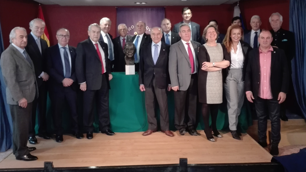 Los Empresarios Segovianos en el Exterior posaron con el homenajeado junto al busto que le entregaron como regalo de cumpleaños.