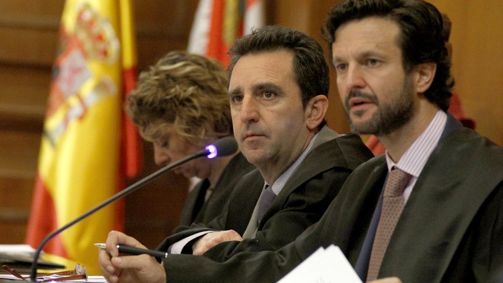 En el centro, Alberto López Villa, abogado de Izquierda Unida Segovia.