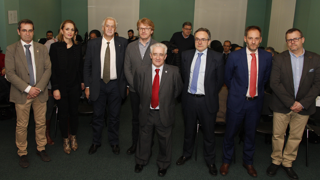 Jesús Manso, en el centro, con representantes de las instituciones segovianas y de entidades empresariales./ NEREA LLORENTE