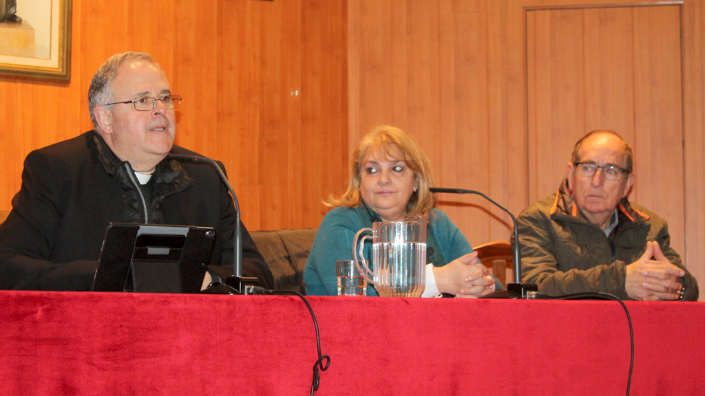 José Luis Méndez, a la izquierda, durante la charla impartida ayer./ M.G.