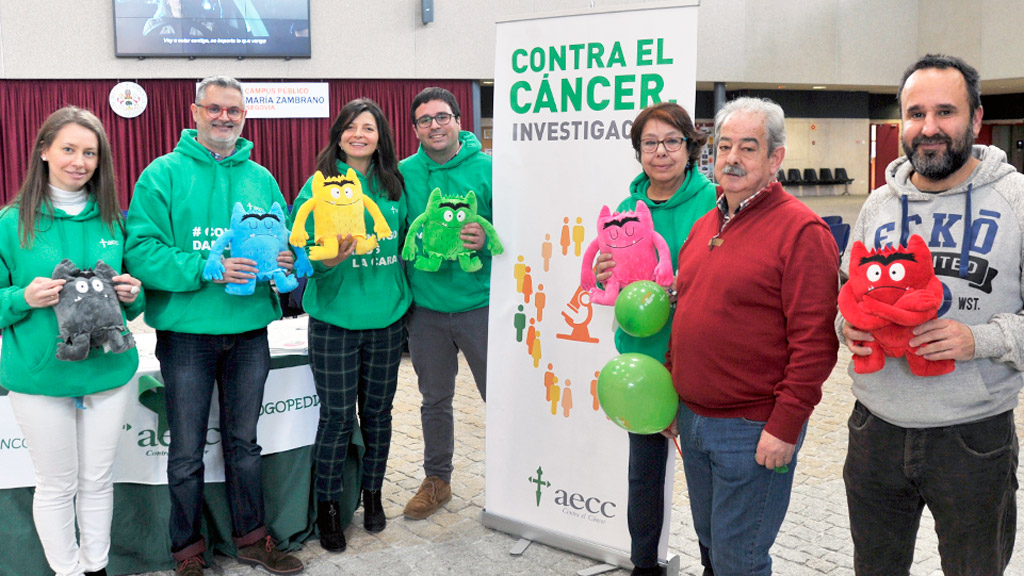 Participantes en la campaña ‘Contigo damos la cara contra el cáncer’ en la Universidad de Valladolid. / KAMARERO