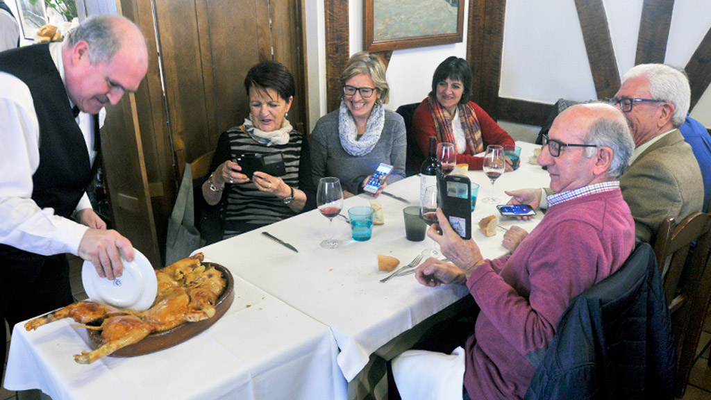 Un grupo de comensales, a punto de disfrutar ayer del cochinillo segoviano. / K.