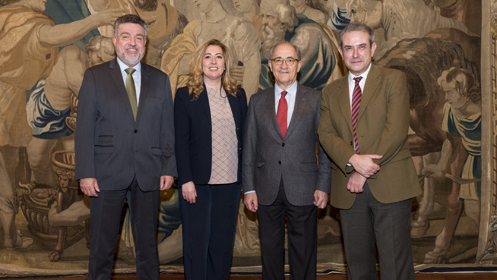 El director de zona de Bankia Segovia Centro-Sur, José Gabriel Encinar; la directora corporativa de la Territorial d Castilla y León, Lola Peñas; el presidente de la Fundación Caja Segovia, Francisco Javier Reguera, y el director, Rafael Ruiz./ EL ADELANTADO