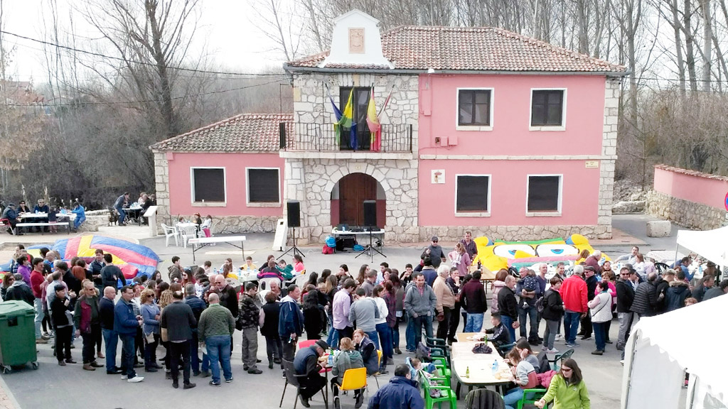 Los vecinos se reunieron en la plaza para disfrutar de la fiesta de la matanza. /e.a.