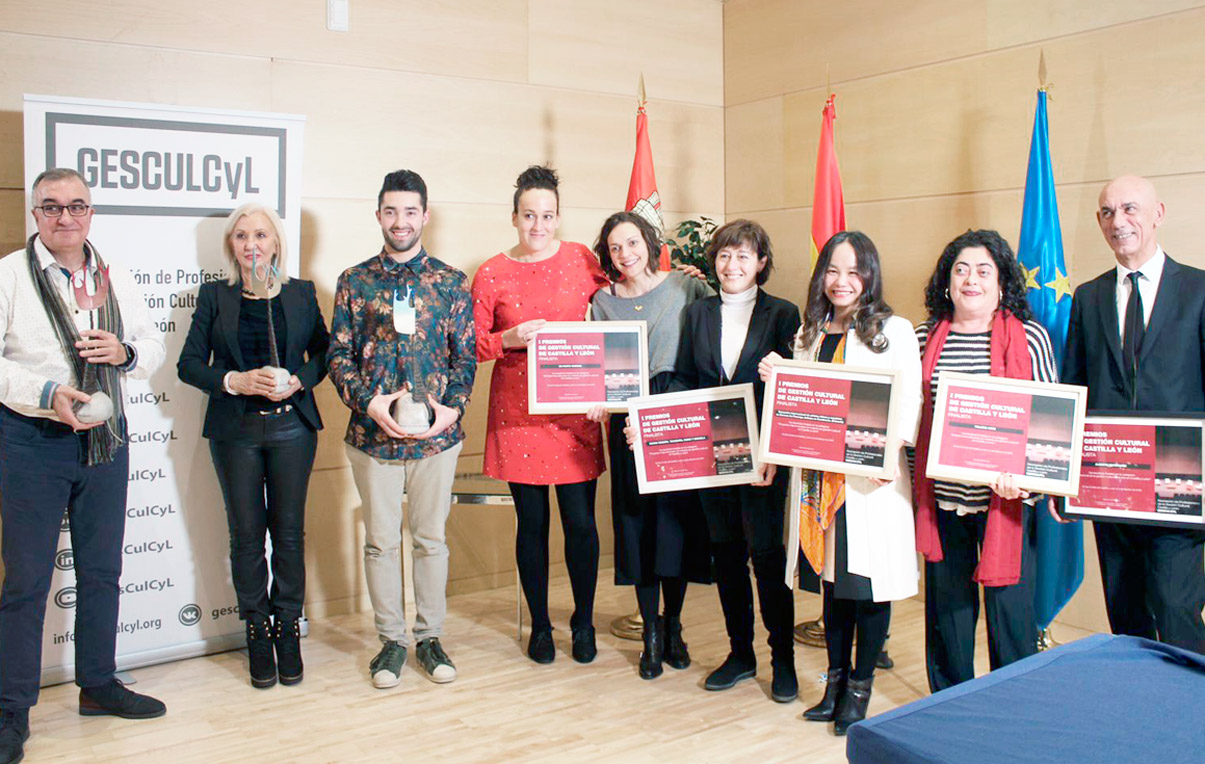 Aránzazu Rodrigo y Marta Cantero, sexta y octava por la izquierda, con los diplomas. /EA