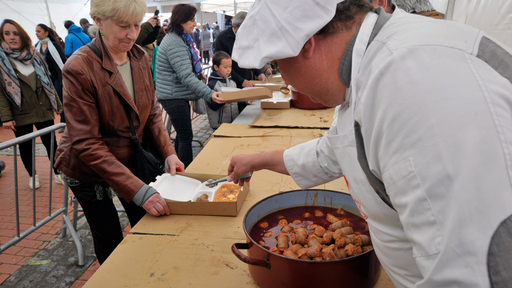 La Feria del Chorizo de Cantimpalos es una cita tradicional en abril. Archivo / KAMARERO