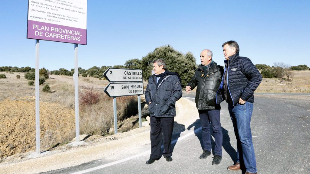 El presidente de la Diputación realizó una visita a la carretera arreglada. / el adelantado