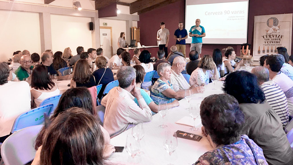 Al menos 160 municipios han disfrutado de catas de productos como el vino, la cerveza, el jamón o el queso. / E. A.