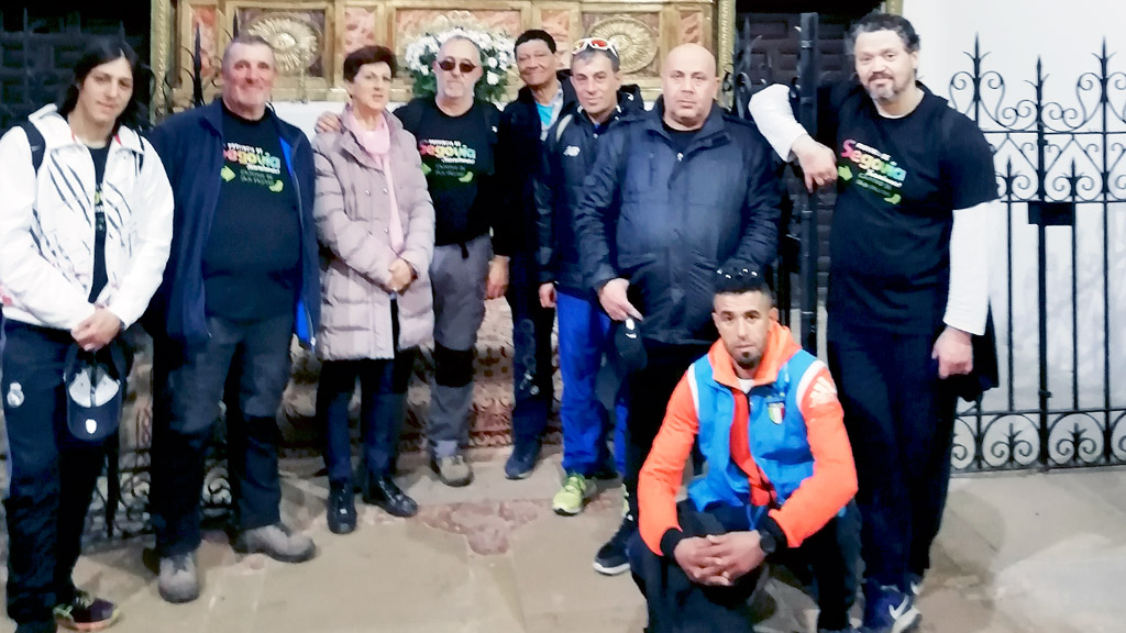 Los peregrinos posan junto a la alguacila de Caballar, quien les enseño las reliquias de San Valentín y Santa Engracia./ EL ADELANTADO
