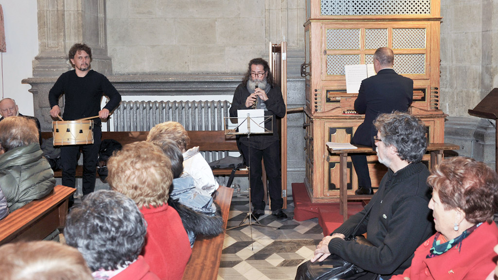 Eugenio Uñón, Pablo Zamarrón y Javier Santos, durante una de las interpretaciones musicales. / el adelantado