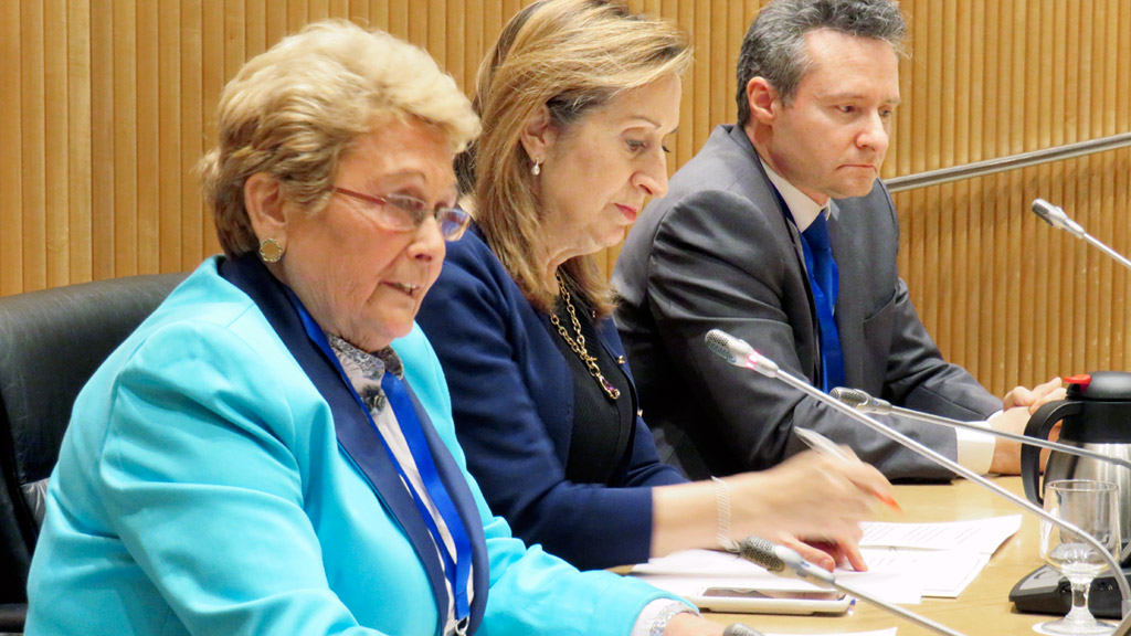 Juana Borrego, Ana Pastor, y Carlos Valiente Barroso, en la presentación del libro en el Congreso. / el adelantado