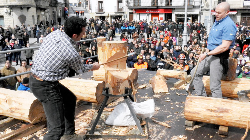 Exhibición de cortadores de troncos, en una edición anterior de la fiesta. / G.H.