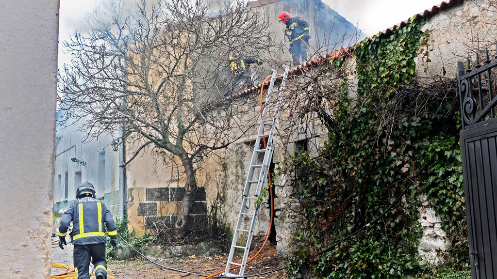 Los bomberos permanecieron en el lugar de los hechos varias horas para evitar que el fuego se reavivara. / JOSÉ REDONDO