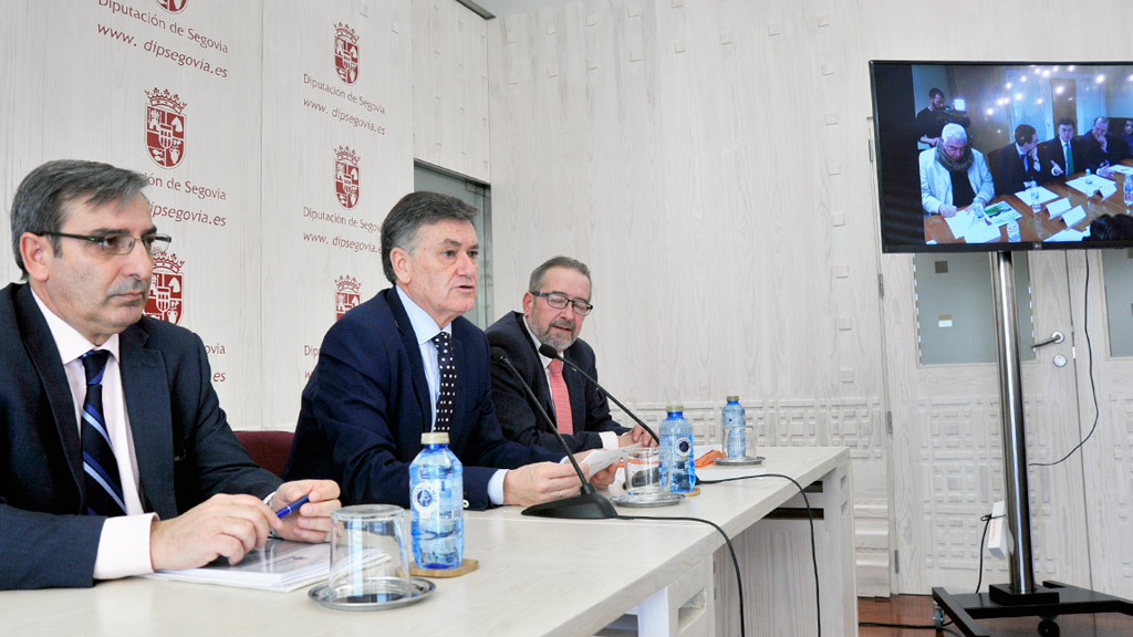 Francisco Vázquez, en el centro, acompañado de José Luis Sanz Merino y Antonio Sanz, delegados de las áreas. / kamarero
