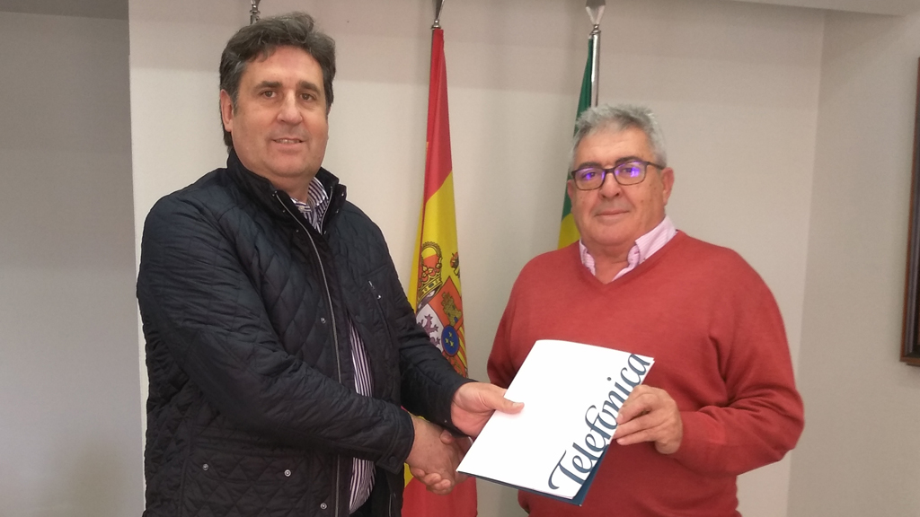 El representante de la compañía (izquierda), junto al alcalde de Boceguillas. / el adelantado