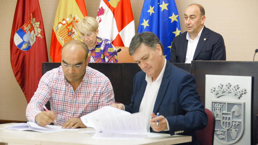 El alcalde de Campo de San Pedro, firmando ayer con el presidente de la Diputación el convenio. / el adelantado