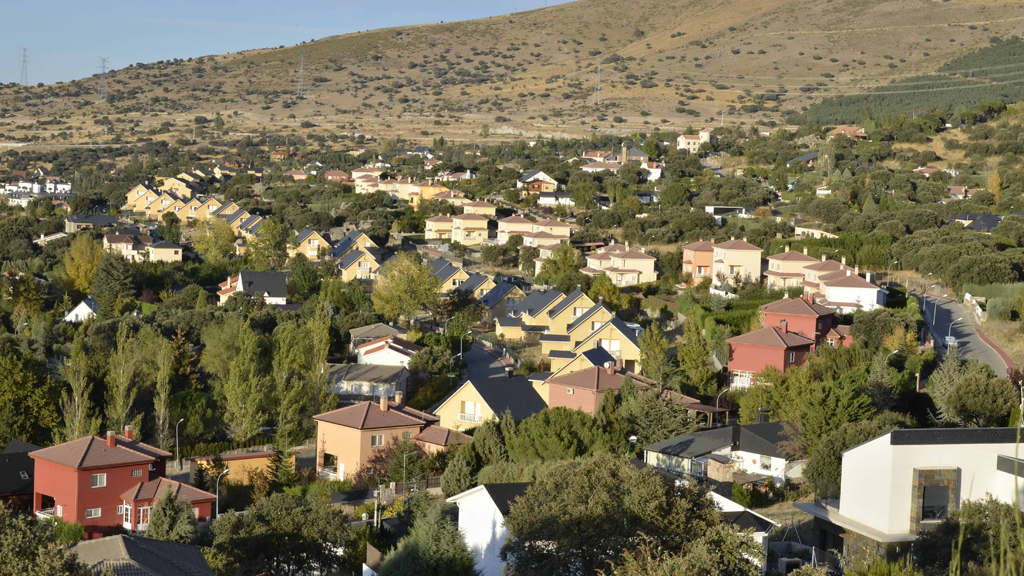 En los Ángeles de San Rafael continúan siendo mucho más numerosos los propietarios no residentes, avencidados en Madrid.