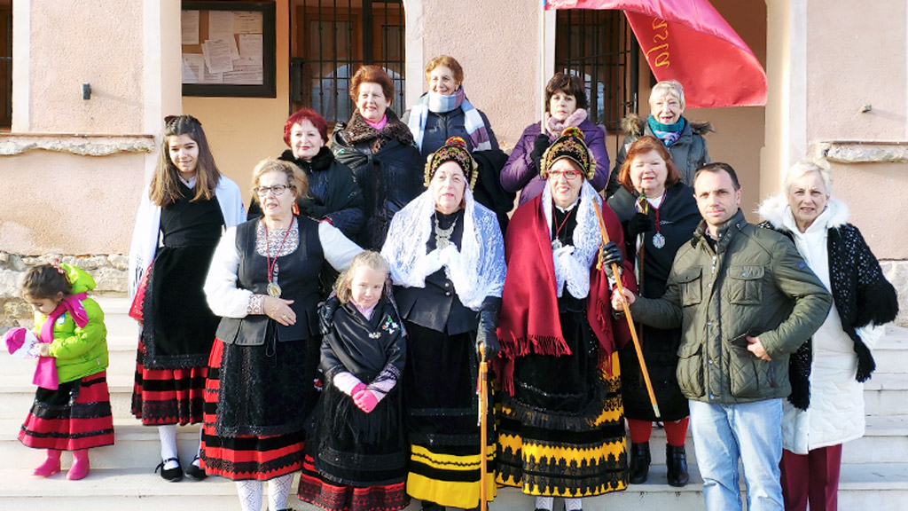 Las águedas de Casla, en la entrega del bastón de mando. /E.A.