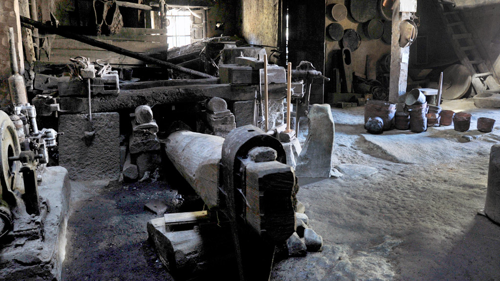 Interior del Martinete de Navafría, donde se fundía y se trabajaba el cobre. / kamarero