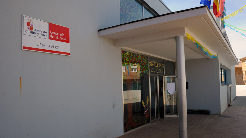 Entrada al CEIP La Atalaya de Palazuelos. / kamarero