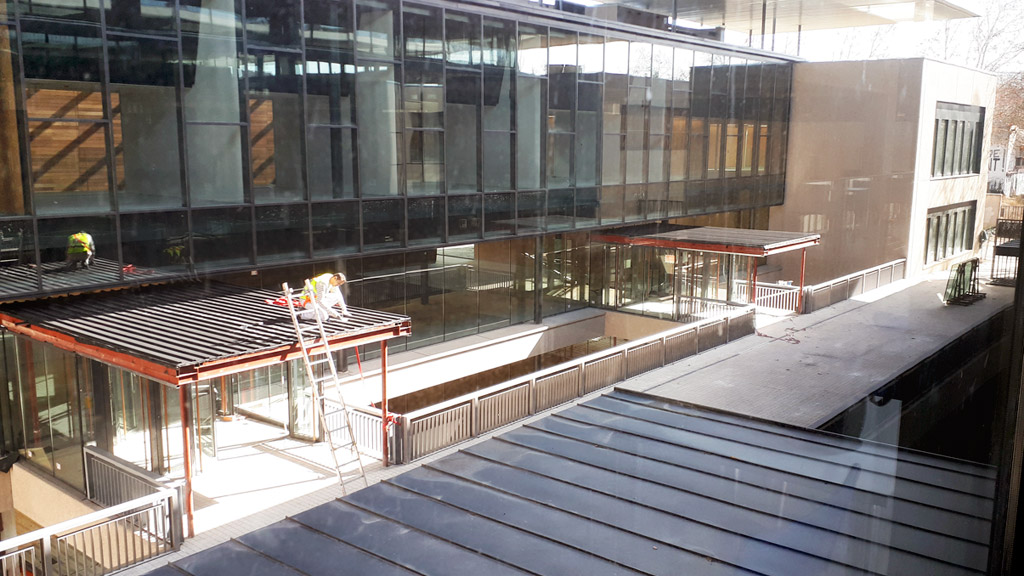 Últimos trabajos en las instalaciones de la segunda fase del campus y su comunicación con el edificio de la primera. / K.