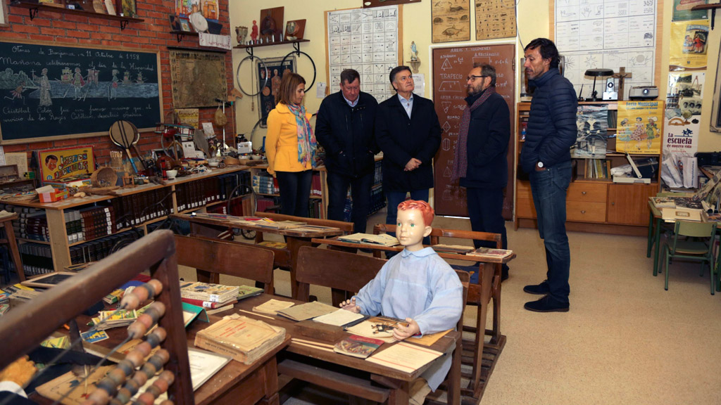 Varios miembros de la institución provincial en el Museo Pedagógico.