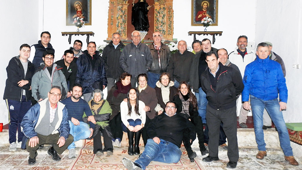 La fiesta se clausura con el canto de la Sakave delante de la imagen. / E.A.