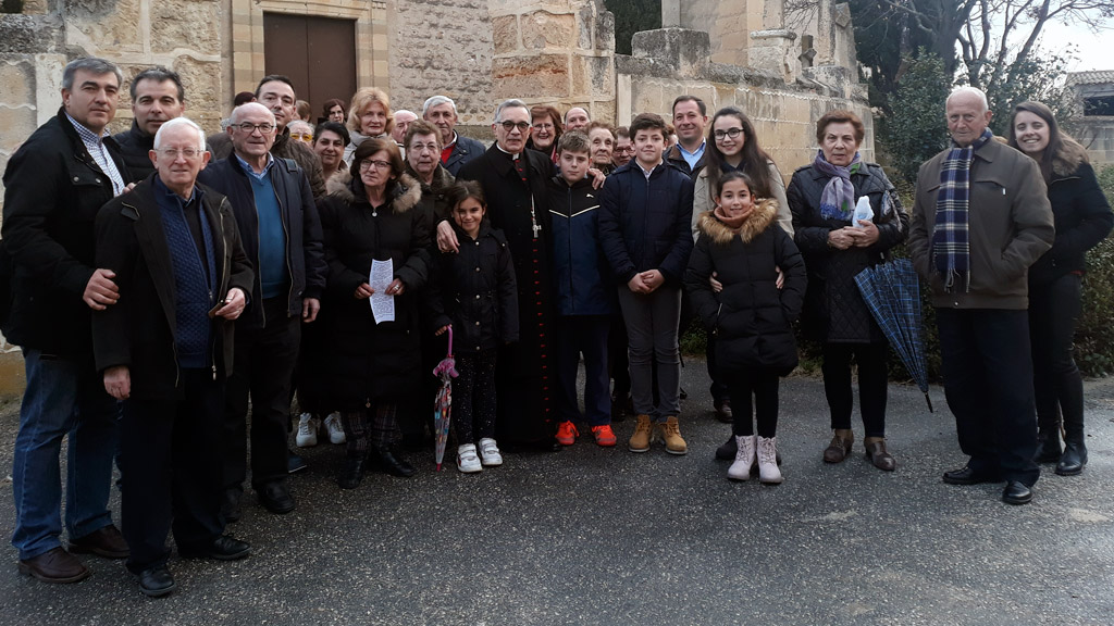 El obispo César Franco, junto a un grupo de feligreses de Valseca. / E.A.