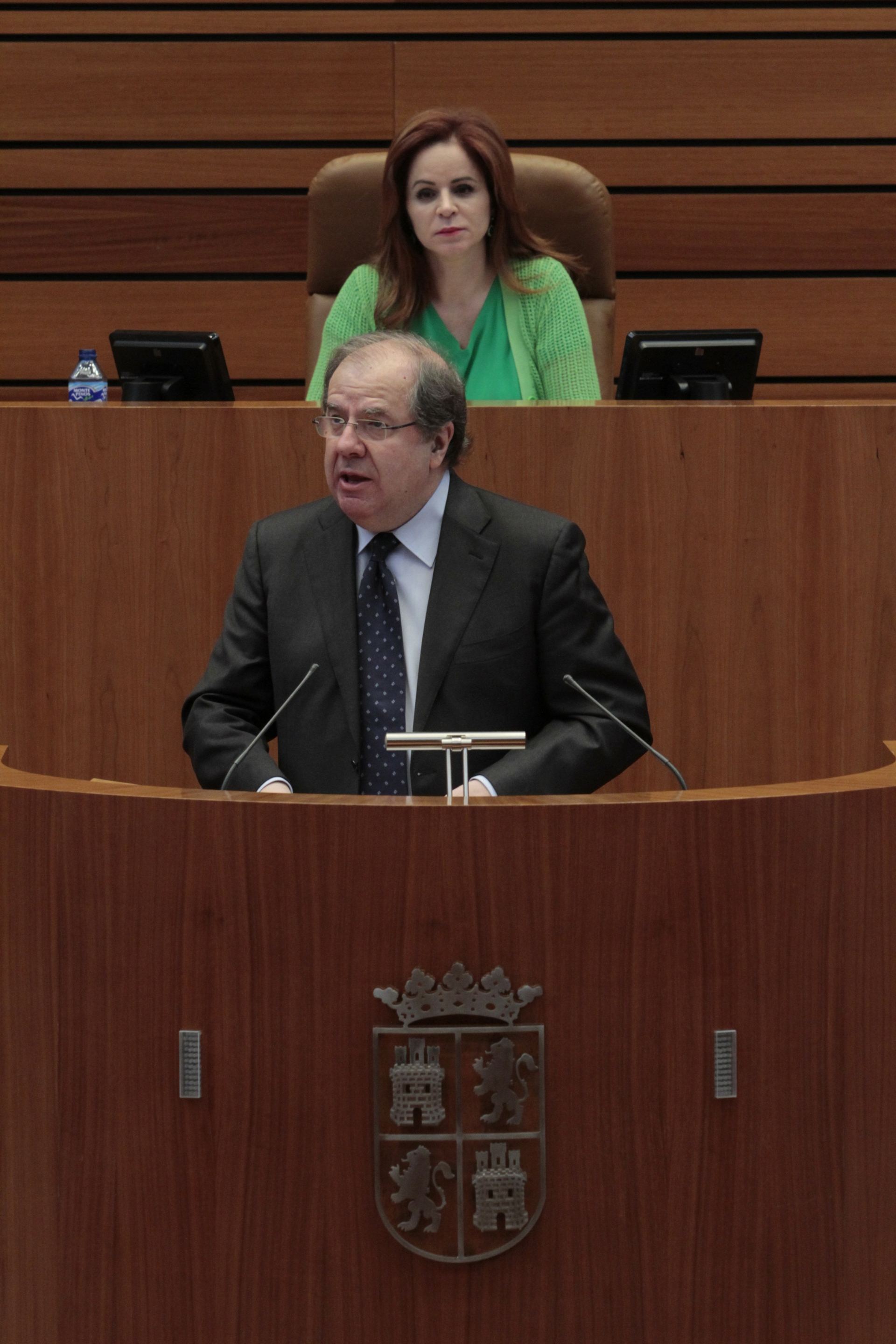 Herrera defiende la gestión de Sáez Aguado y se opone a su cese 1 El presidente Herrera y la presidenta de las Cortes, Silvia Clemente. / E. p.