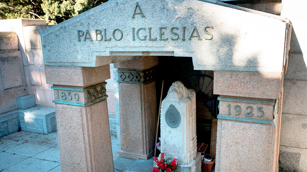 Tumba de Pablo Iglesias, en el cementerio de La Almudena, con el busto creado por Emiliano Barral. / efe