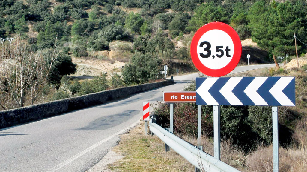 Imagen del puente sobre el Eresma, utilizado por muchos camiones de empresas de la zona. / el adelantado