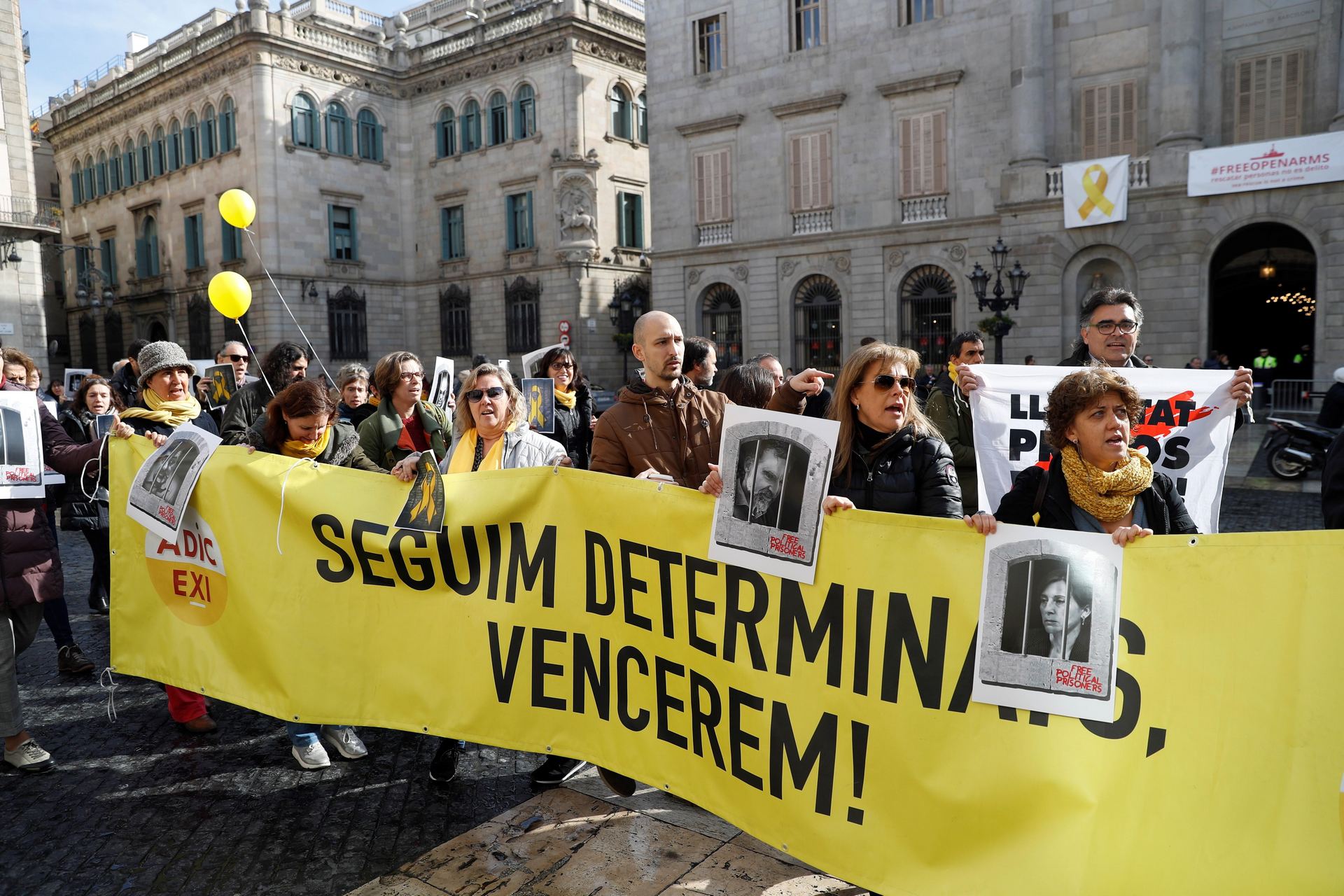 Funcionarios de la Generalitat protestan en la plaza de Sant Jaume tras el traslado de los líderes presos a Madrid.