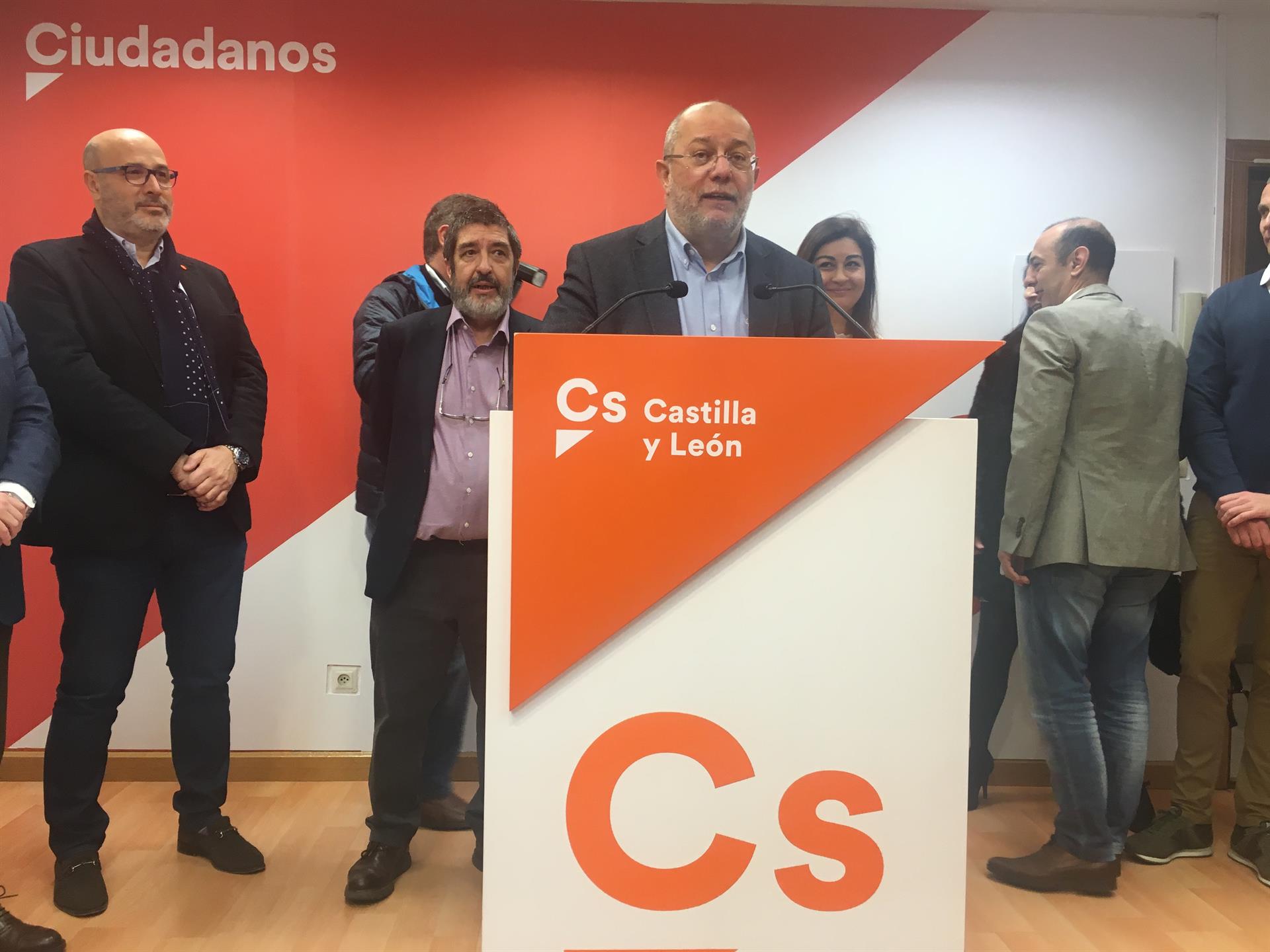 El diputado nacional de Ciudadanos, Francisco Igea, atiende a los medios durante una rueda de prensa.