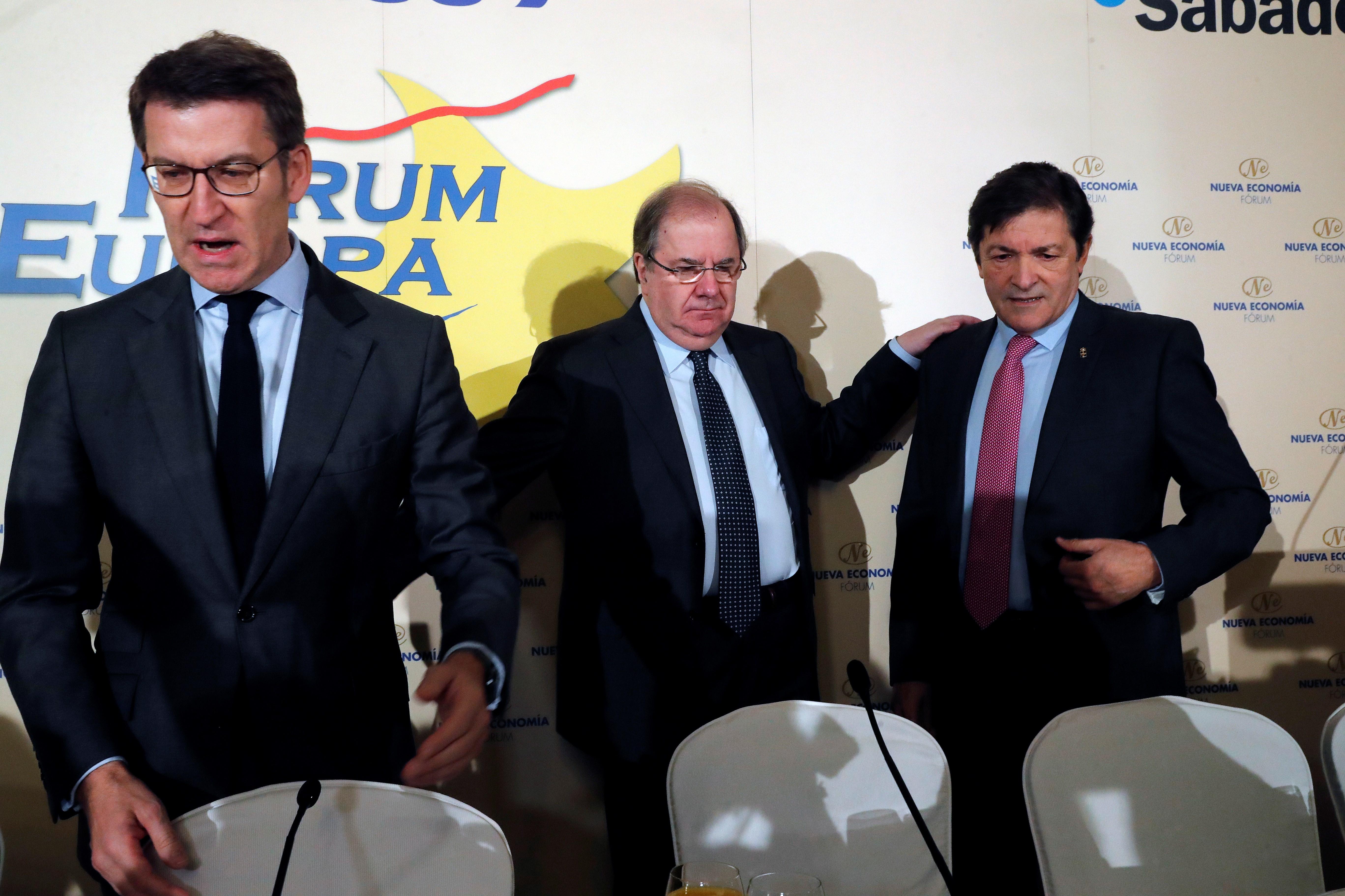 Los presidentes de Castilla y León, Juan Vicente Herrera (c); de Galicia, Alberto Núñez Feijóo (i) y de Asturias, Javier Fernández (d).
