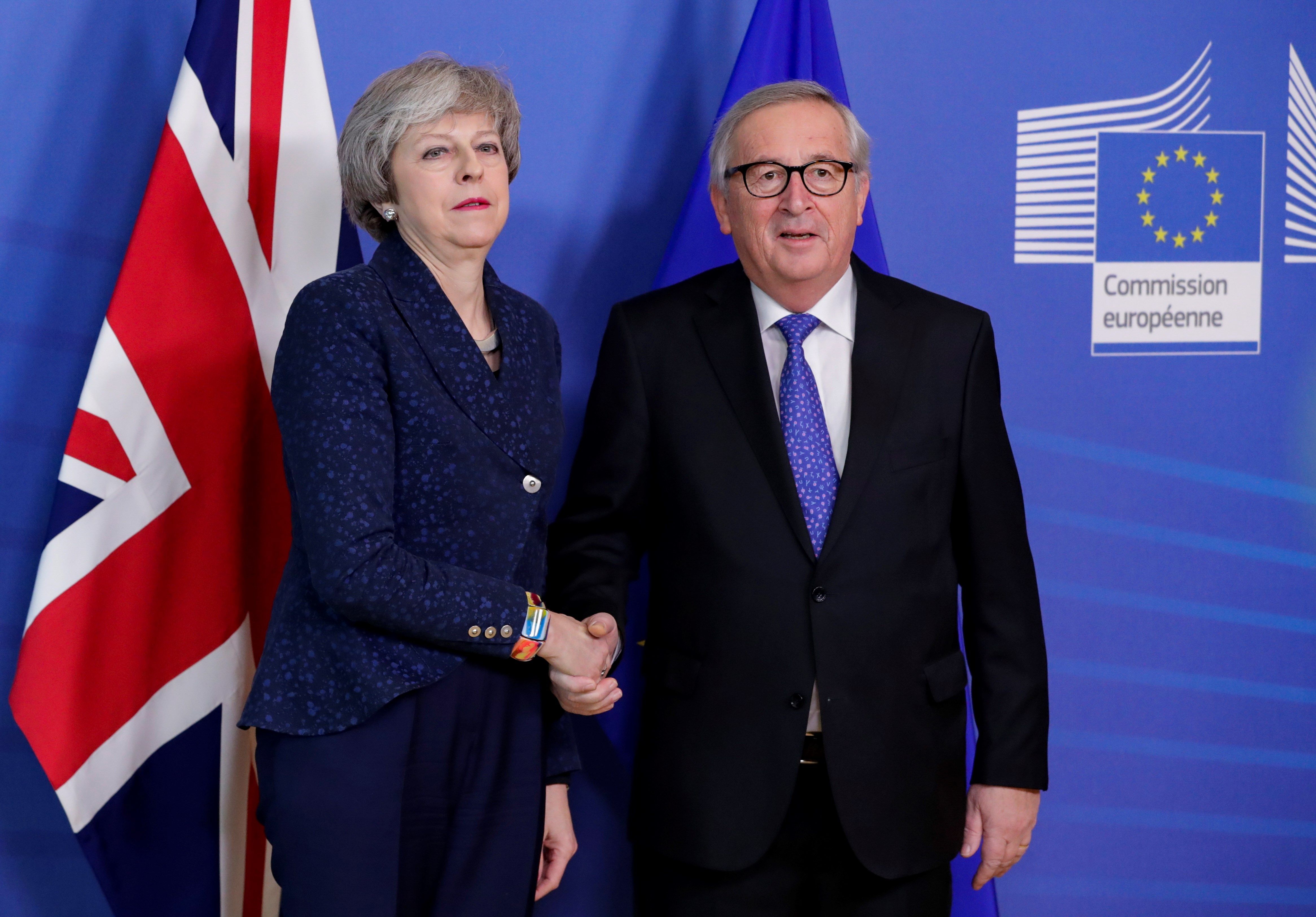 La ‘premier’ británica, Theresa May, junto a Jean-Claude Juncker.