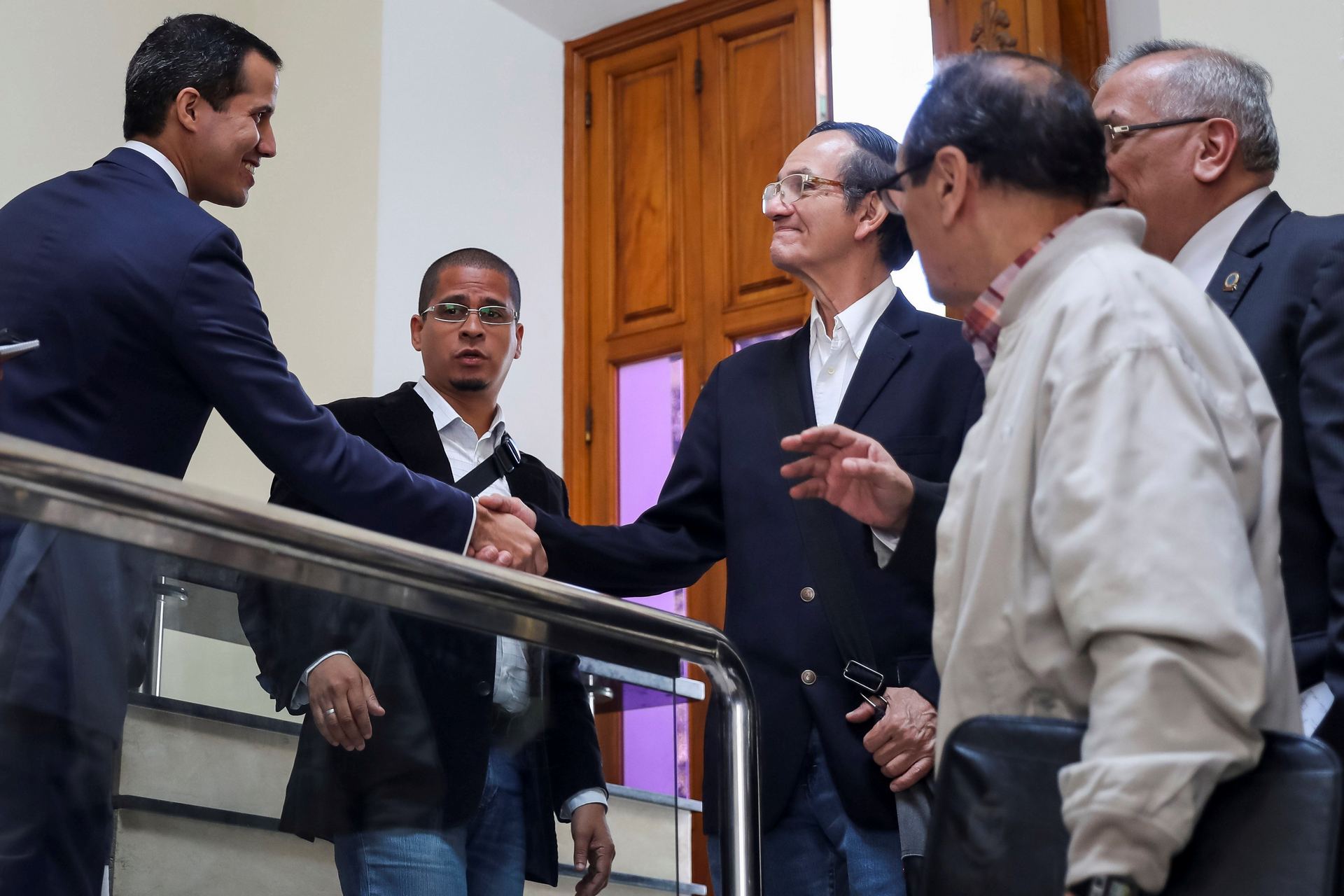 El presidente “encargado” Juan Guaidó saluda a Gustavo Márquez, exministro durante el gobierno de Hugo Chávez.