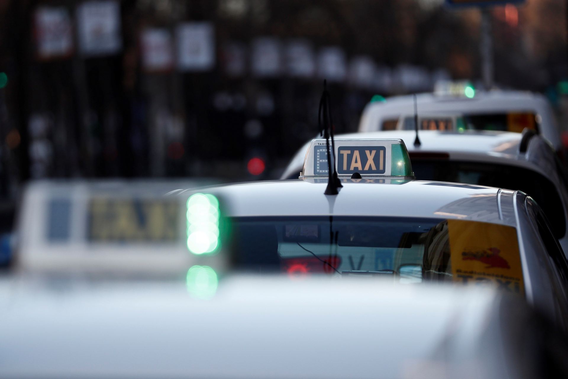 Fomento convocó para el próximo martes una nueva reunión para analizar y tratar la regulación del taxi y los VTC. / efe