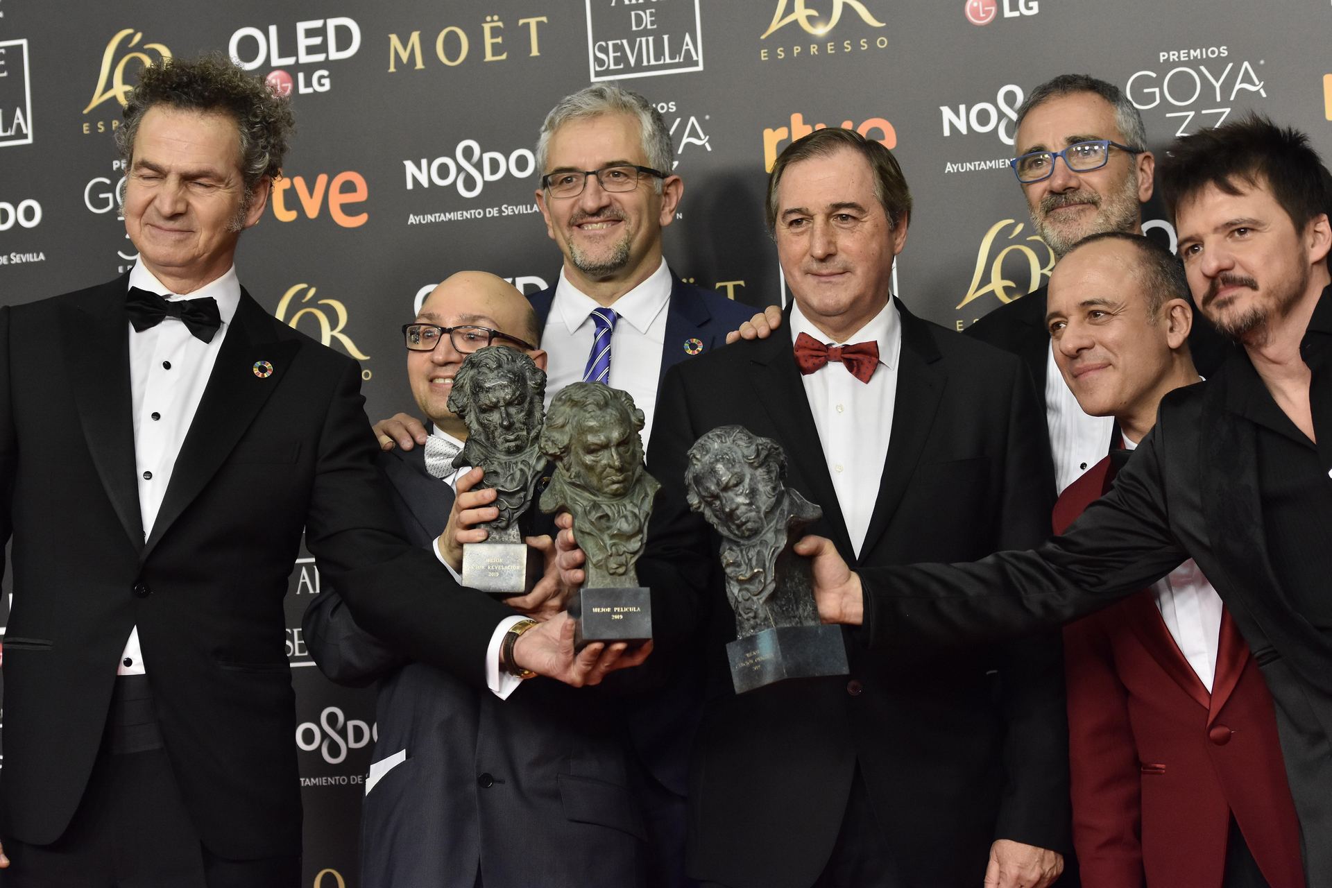 El equipo de la película ‘Campeones’ posa con sus premios durante la gala de entrega de los Premios Goya. / Efe