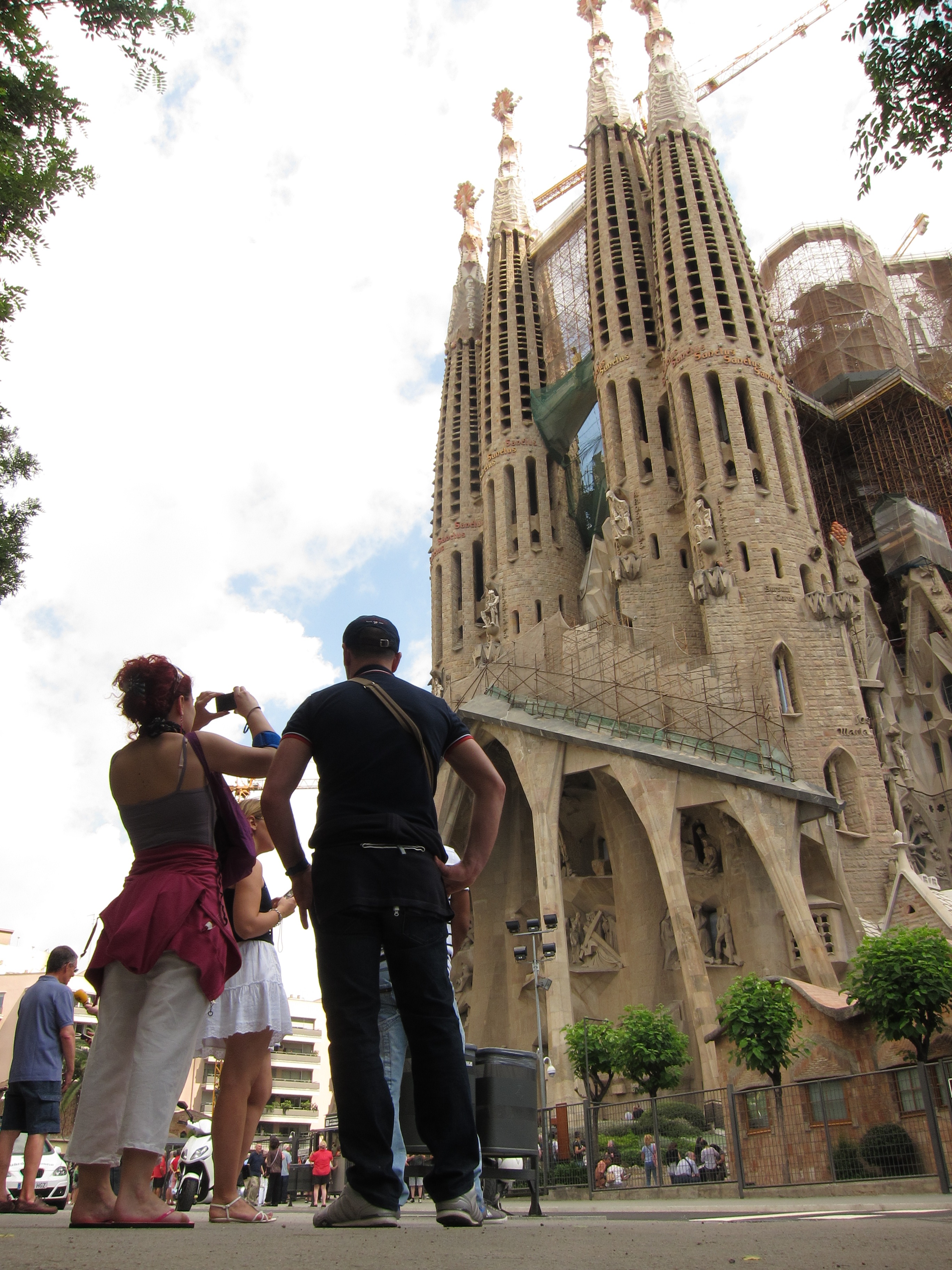 Un grupo de turistas fotografía la Sagrada Familia en Barcelona.