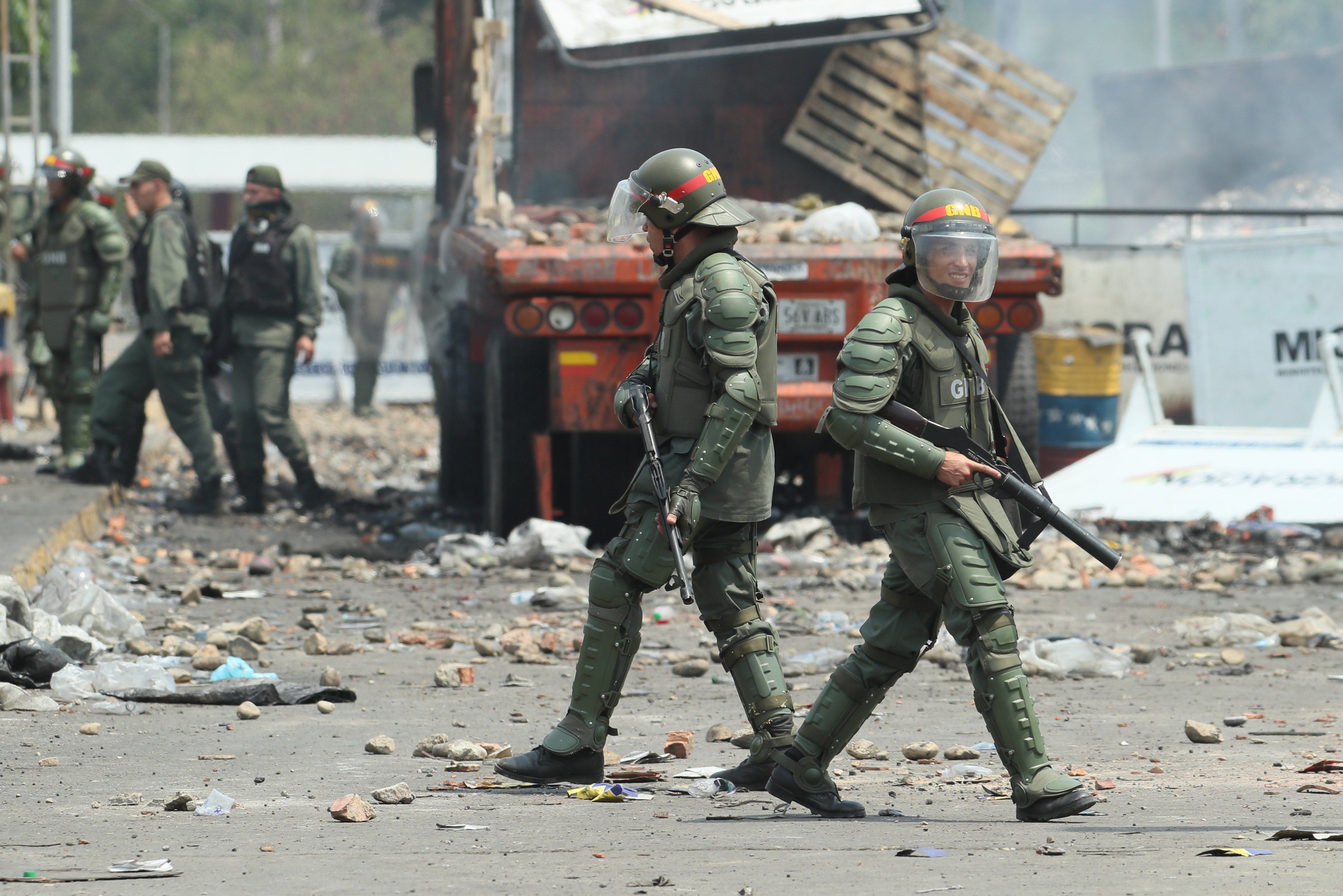 Miembros de la Guardia Nacional Bolivariana vigilan la frontera.
