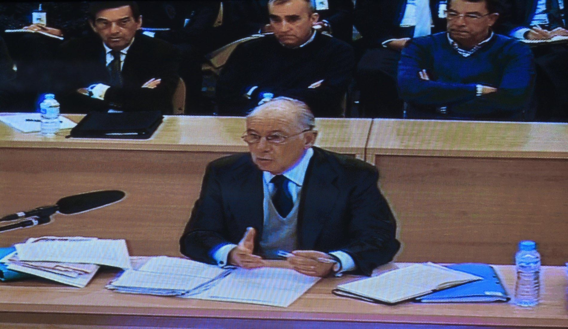 El expresidente de Bankia, Rodrigo Rato, a través del monitor de la sala de prensa de la sede de la Audiencia Nacional