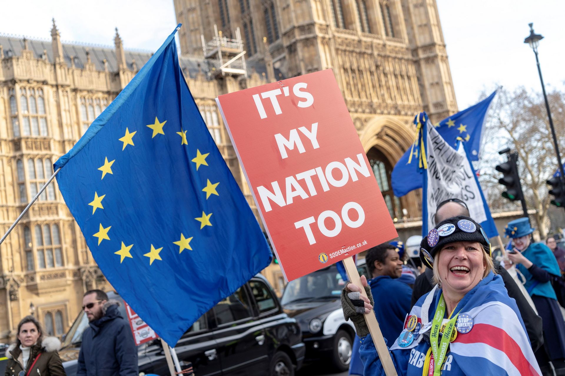 Manifestantes en contra del brexit se congregan ante el parlamento.