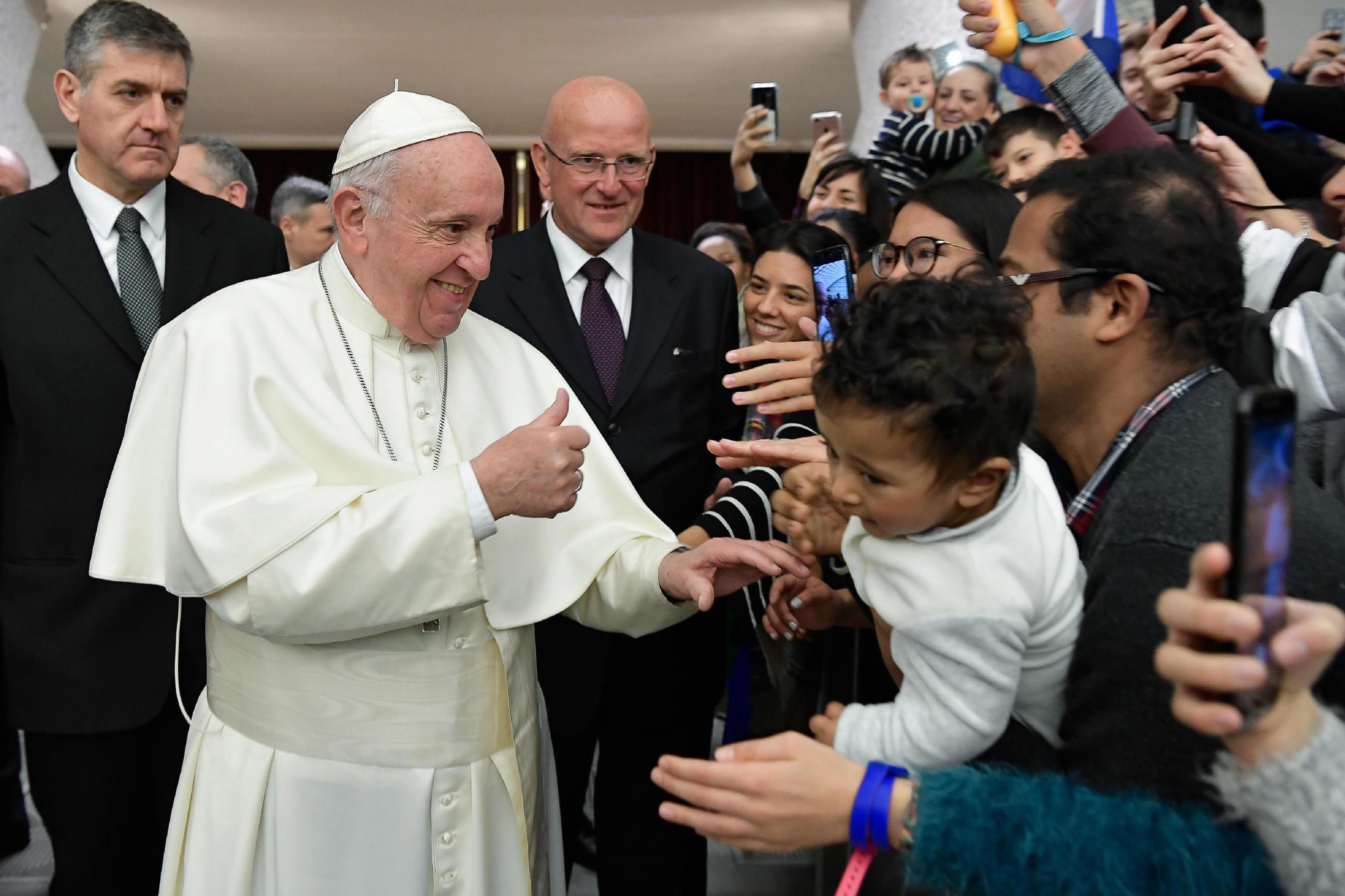 El papa Francisco conversa con un grupo de personas durante una audiencia general en el Vaticano.