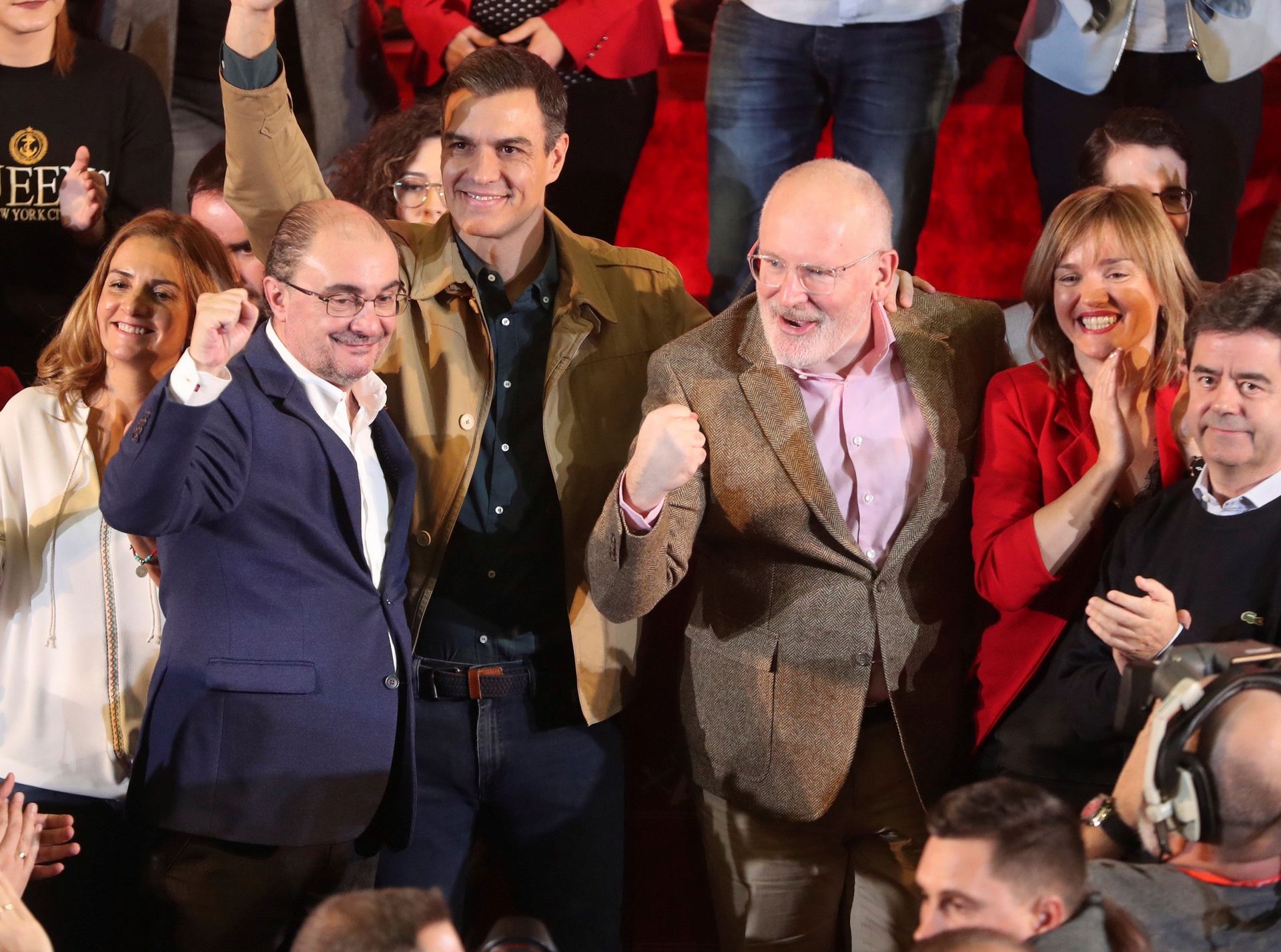 El presidente de Gobierno (c) acompañado de Javier Lambán (d) y de Frans Timmermans (i) tras el mítin en Zaragoza.