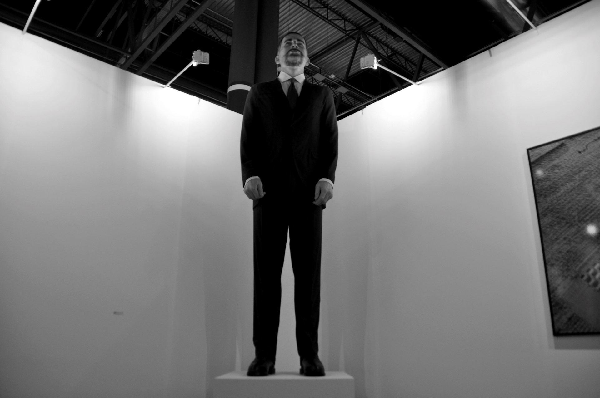 Imagen cedida por Santiago Sierra de su polémica escultura, el ‘Ninot’ del rey, que se expone en ARCOmadrid.