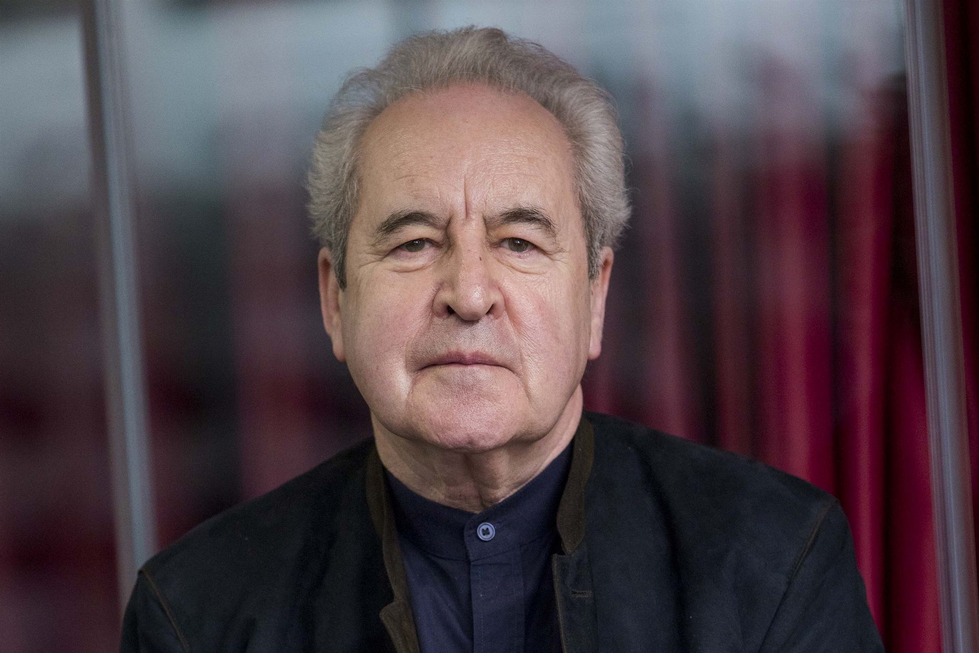 El escritor afirma que le agobian las redes sociales y que le inquieta más el presente que el pasado.